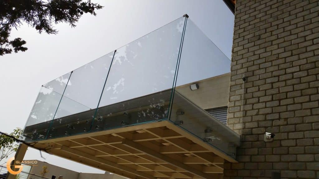 מעקות זכוכית למרפסת