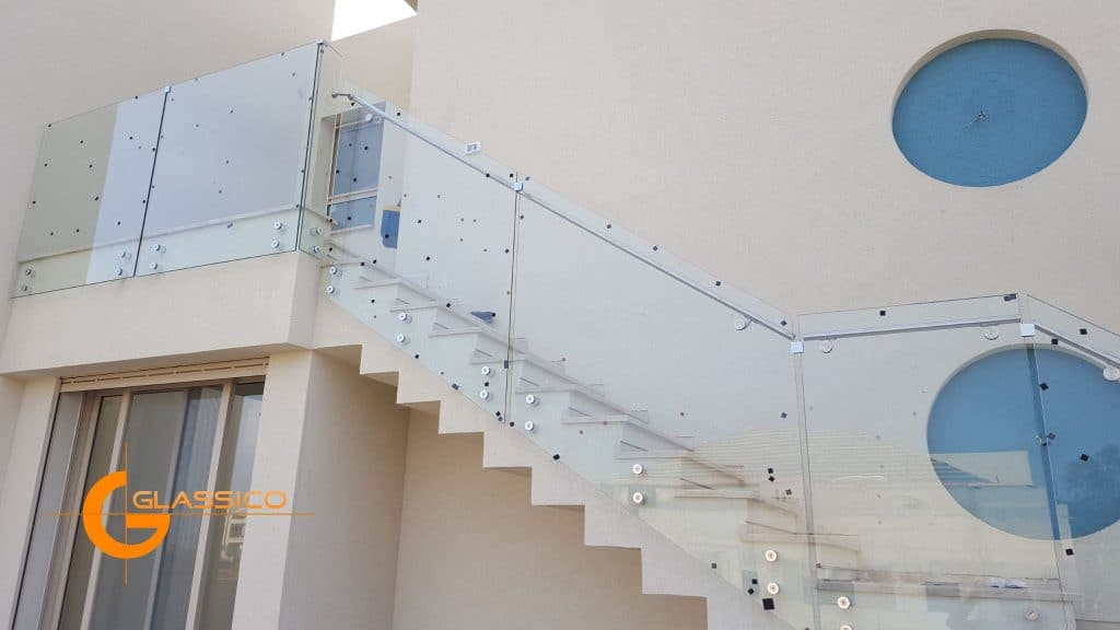 מעקה זכוכית למדרגות חוץ