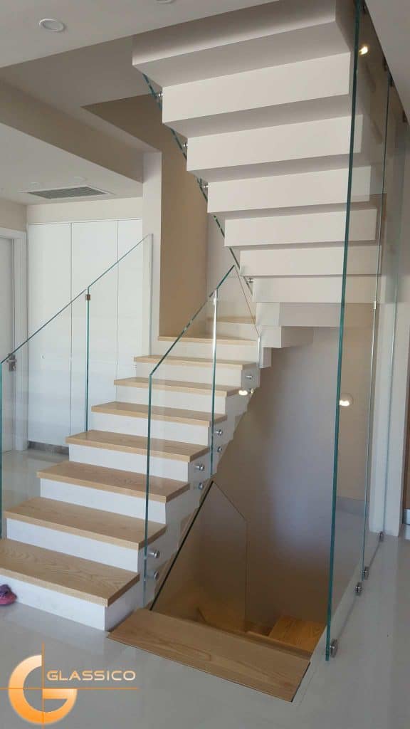 מעקה זכוכית למדרגות