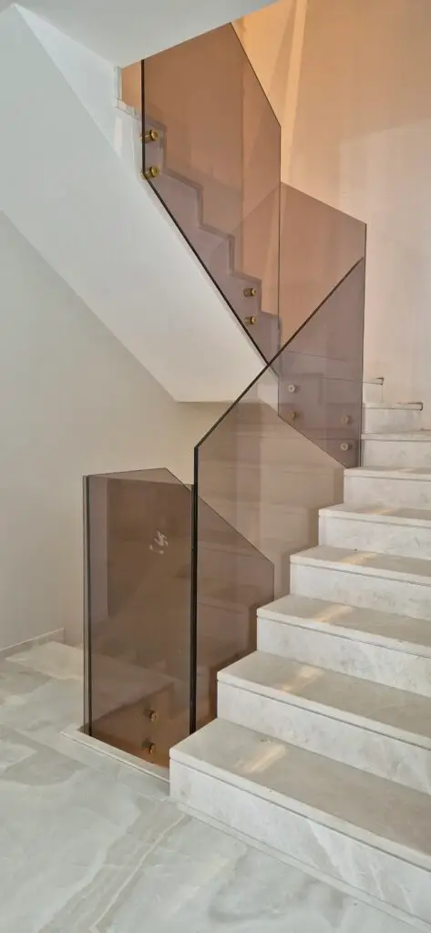 מעקה זכוכית ברונזה