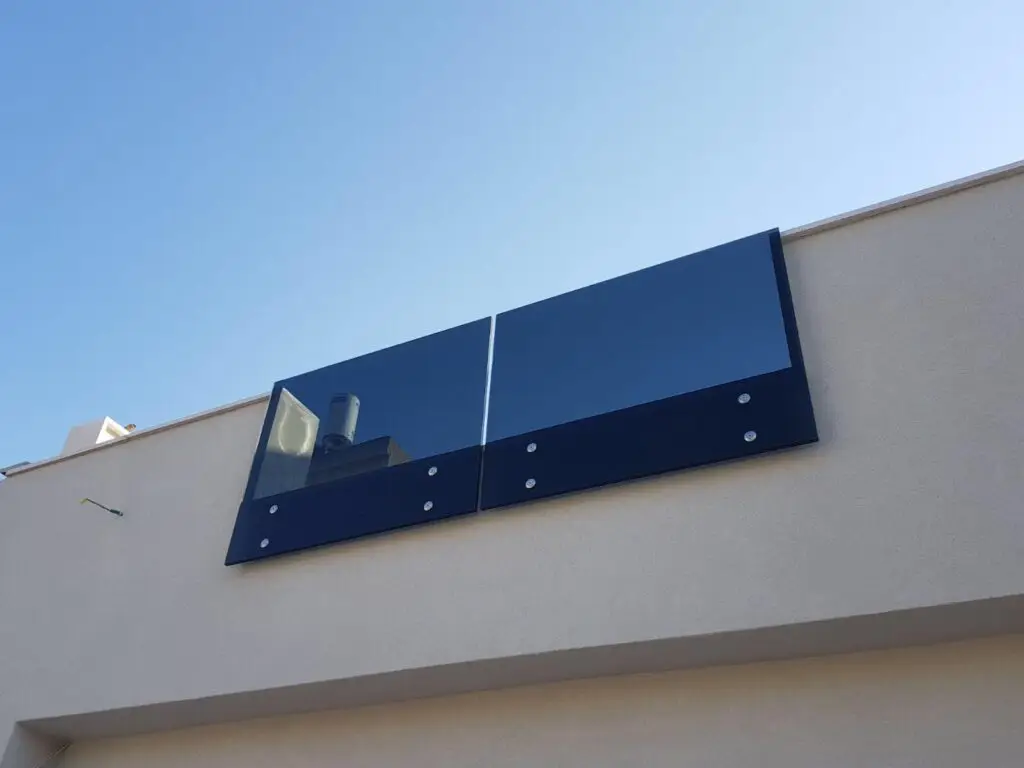 מעקה זכוכית שחור